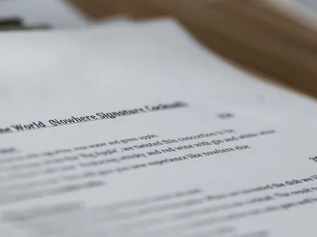 Mani che leggono un documento in braille