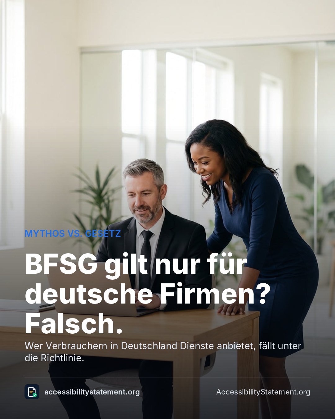 Zwei Personen sitzen an einem Schreibtisch in einem hellen Büro und prüfen gemeinsam ein Dokument auf einem Laptop; auf dem Tisch liegt ein ausgedruckter Vertragstext.